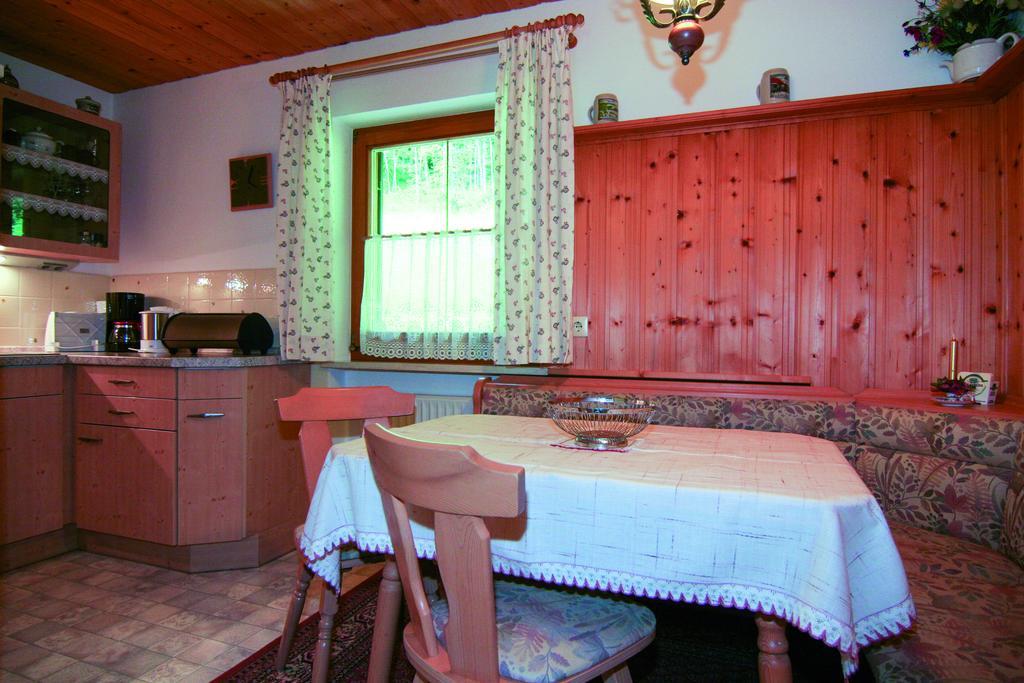 Ferienwohnung Gebirgshausl Бишофсвизен Стая снимка